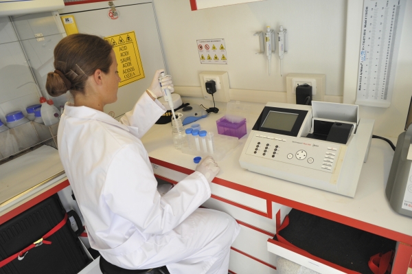 Analisi chimico-fisiche e microbiologiche su campioni dacqua